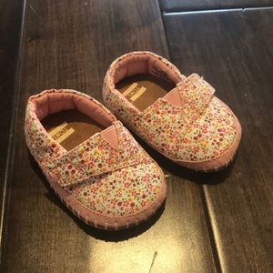 Tom’s pink floral baby shoes